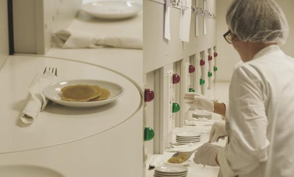 Photo collage from the test laboratory showing the algae pasta study: on the left, a sample; on the right, a laboratory employee preparing the sample.